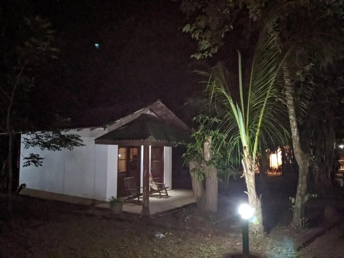 Silent Cabana And Restaurant Marakolliya, タンガラ エクステリア 写真