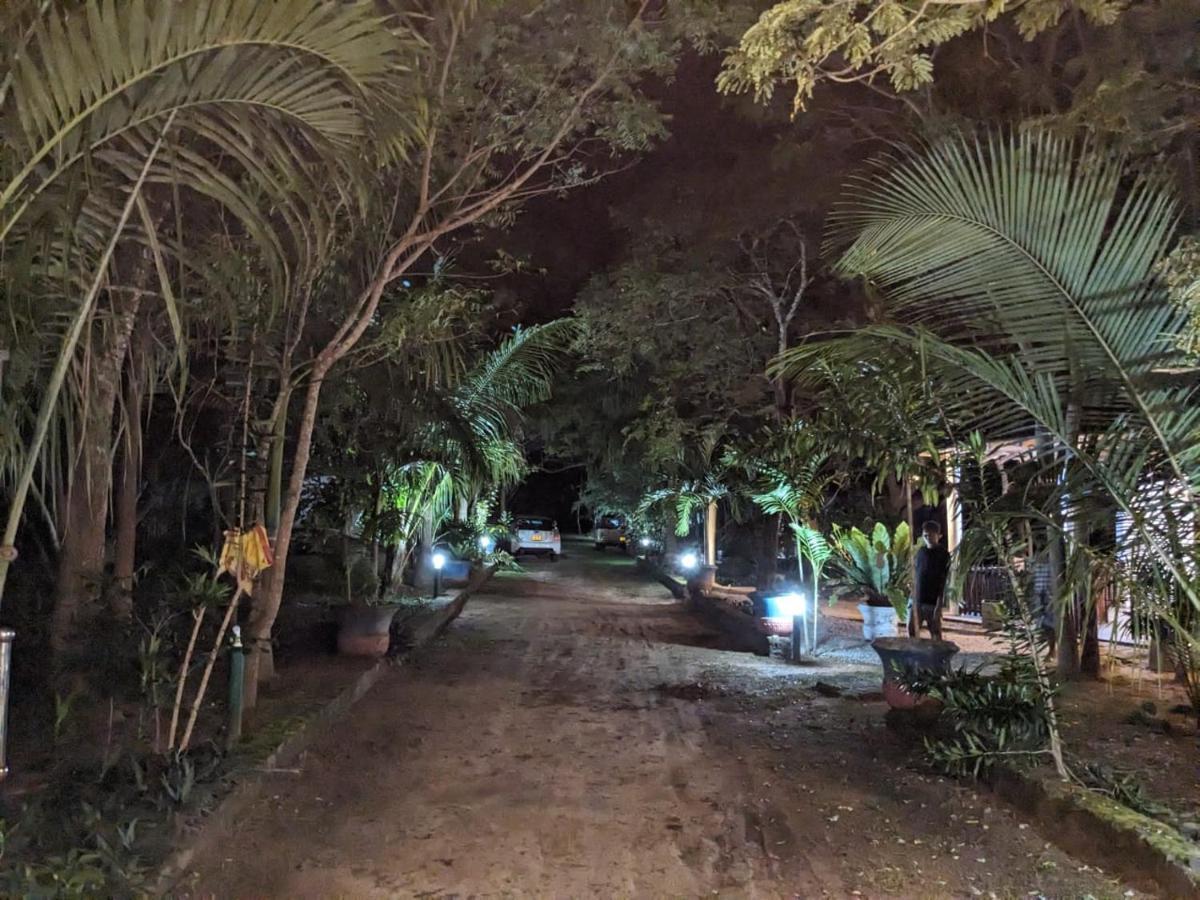 Silent Cabana And Restaurant Marakolliya, タンガラ エクステリア 写真